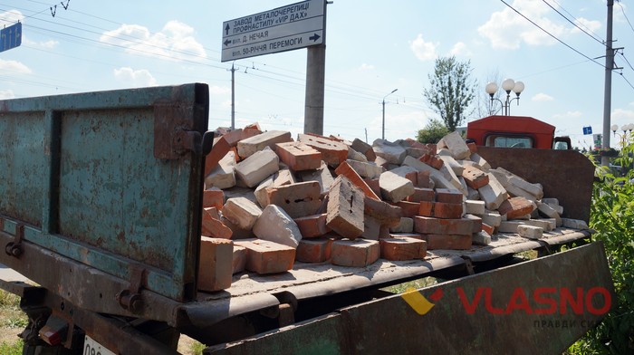Комунальники під наглядом муніципальної поліції розібрали «Деруни» фото