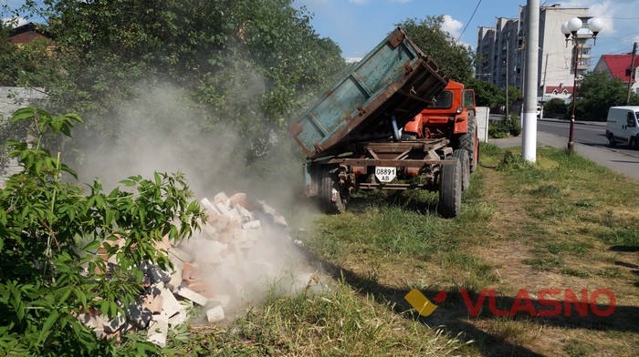 Комунальники під наглядом муніципальної поліції розібрали «Деруни» фото