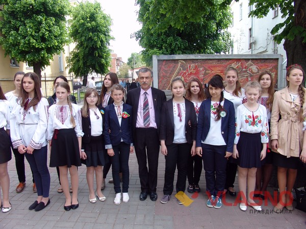 Діти піснею збирали гроші матері вбитого АТОвця фото