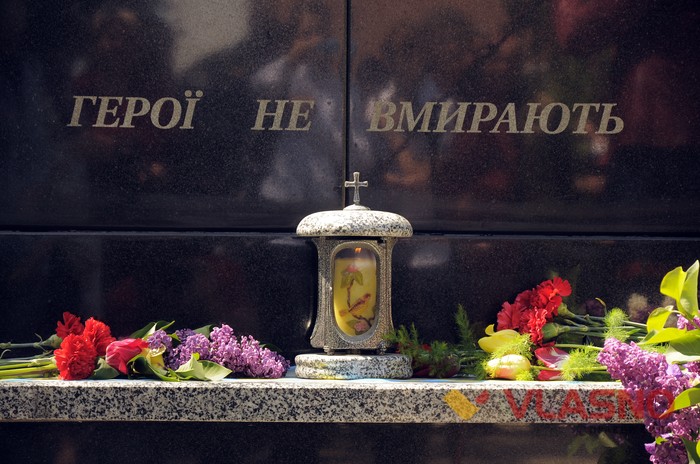 відкриття пам'ятного знаку Героям Небесної сотні у Теплику на Вінниччині фото