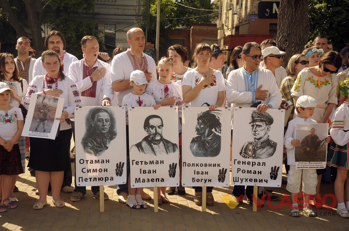 мегамарш у вишиванках у Вінниці фото