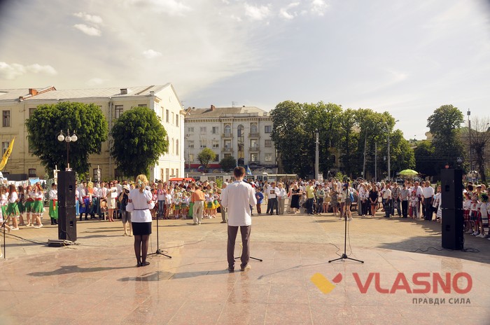 мегамарш у вишиванках у Вінниці фото