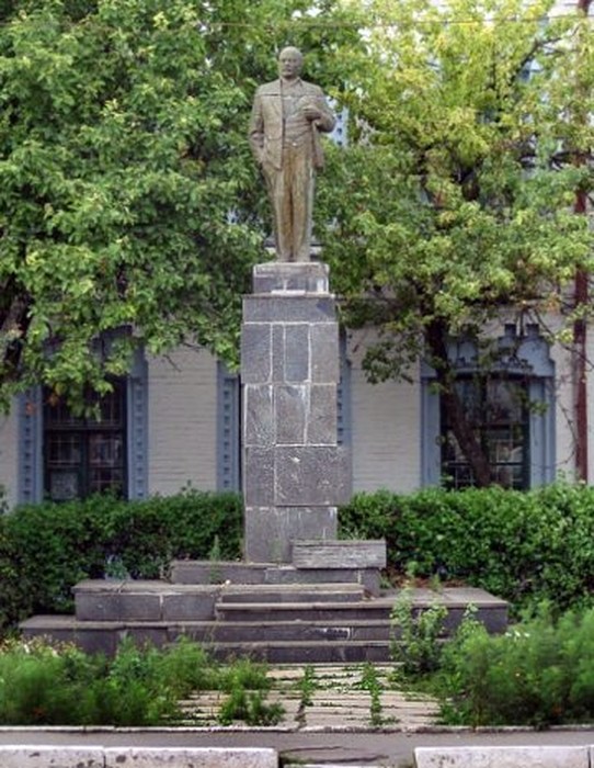 пам'ятник Леніну біля Козятинського залізничного вокзалу фото
