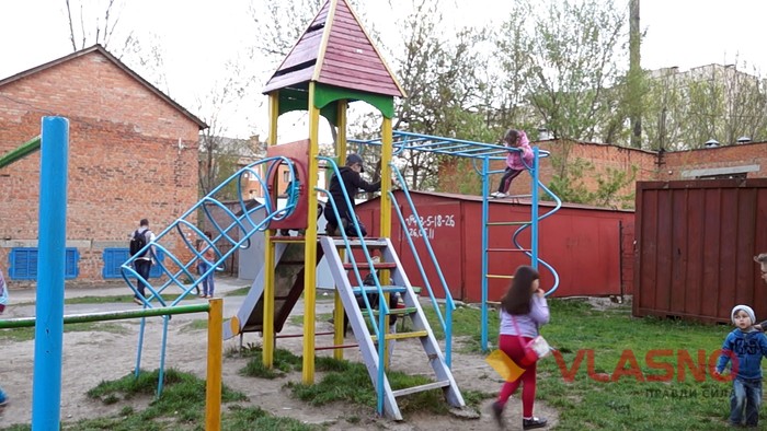 Діти більше року грались посеред іржавих цвяхів фото