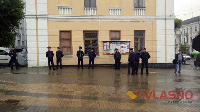Вінницькі ультрас відстоюють «Ниву» фото