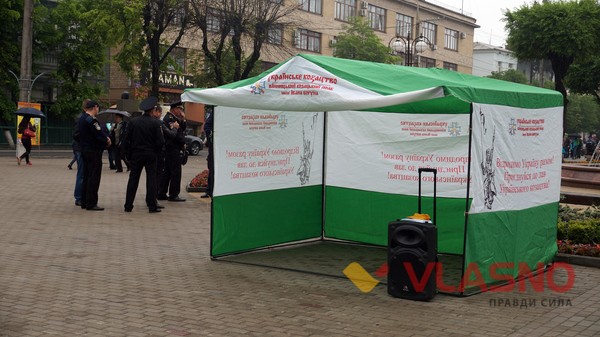 Поліція хотіла прибрати намет на Вінницькому Майдані фото