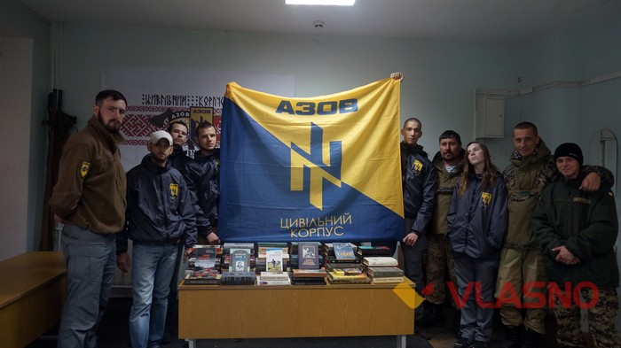 АЗОВ передав солдатам на фронт книжки фото