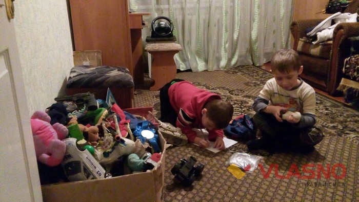 Ірма Крат і громадські активісти заселяють родину Мігальчинських у квартиру фото