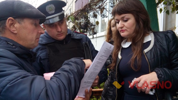 Ірма Крат і громадські активісти заселяють родину Мігальчинських у квартиру фото
