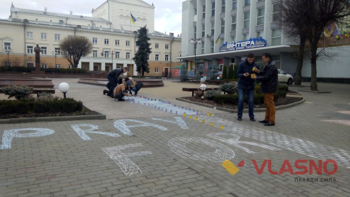 у Вінниці відбувся флешмоб на честь жертв терору у Франції фото