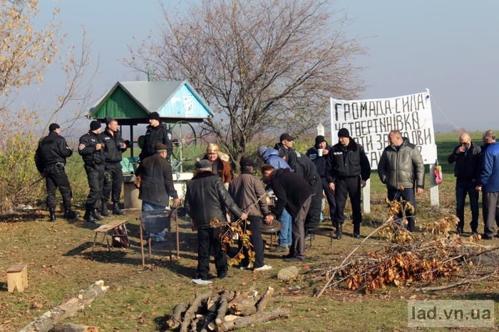 протест через будівництво курників у Четвертинівці фото