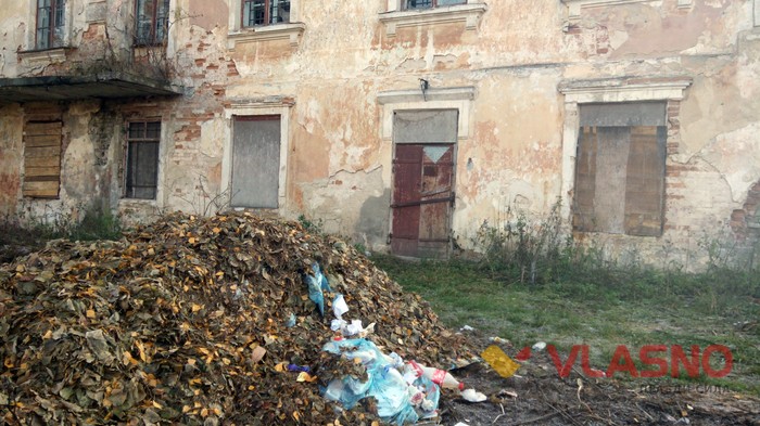 сміття біля палацу Холоневських у селі Гущинці фото