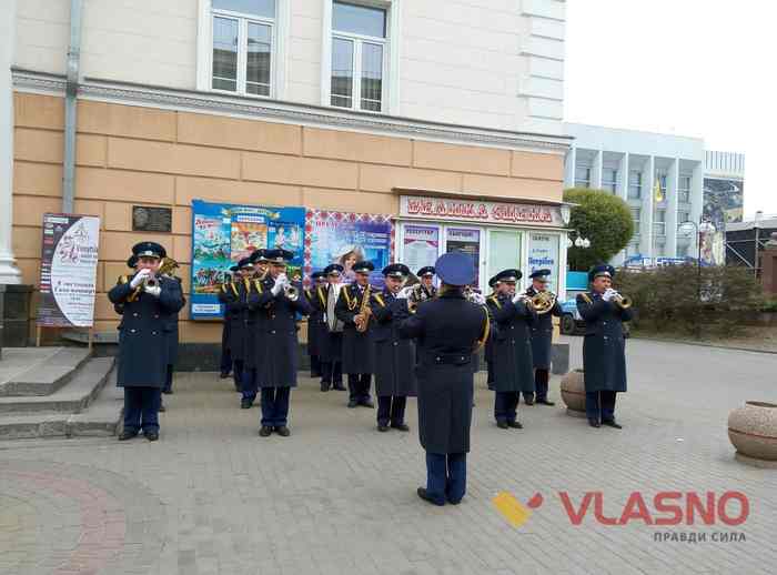 духовий оркестр на Театральній у Вінниці фото