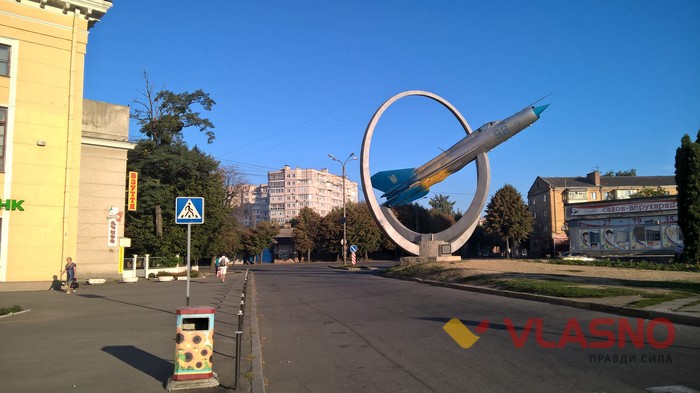 літак біля Дому офіцерів у Вінниці фото