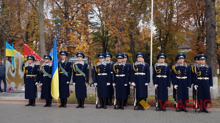 На честь Дня визволення України від німецьких загарбників вінничани поклали квіти до меморіалу Слави фото