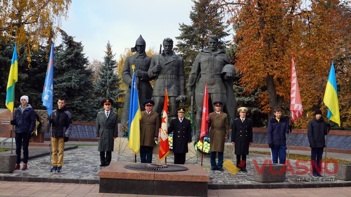 На честь Дня визволення України від німецьких загарбників вінничани поклали квіти до меморіалу Слави фото