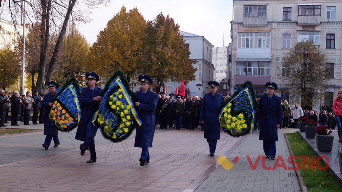 На честь Дня визволення України від німецьких загарбників вінничани поклали квіти до меморіалу Слави фото