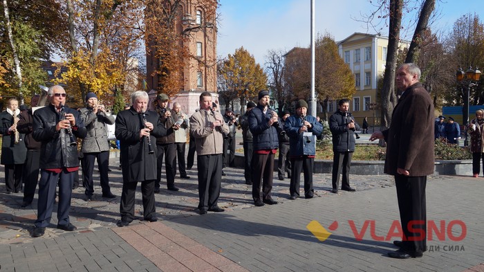 На честь Дня визволення України від німецьких загарбників вінничани поклали квіти до меморіалу Слави фото