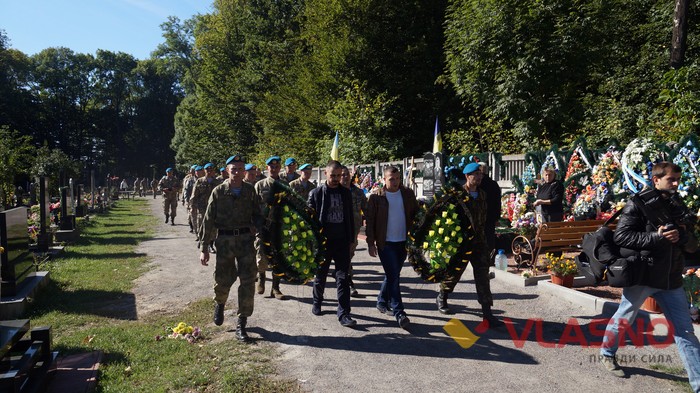 загиблих вінницьких кіборгів Сергія Зулінського і Леоніда Шевчука вшанували їх пам'ять на Центральному міському кладовищі фото