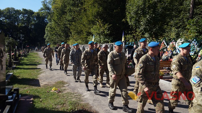 загиблих вінницьких кіборгів Сергія Зулінського і Леоніда Шевчука вшанували їх пам'ять на Центральному міському кладовищі фото