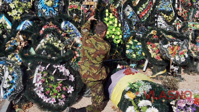 загиблих вінницьких кіборгів Сергія Зулінського і Леоніда Шевчука вшанували їх пам'ять на Центральному міському кладовищі фото