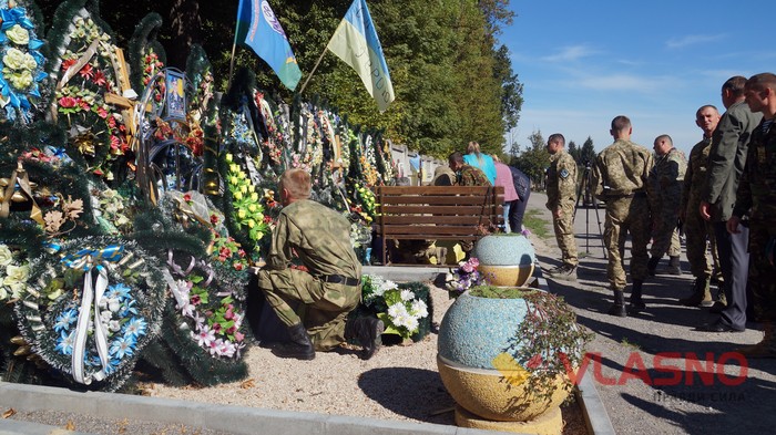 загиблих вінницьких кіборгів Сергія Зулінського і Леоніда Шевчука вшанували їх пам'ять на Центральному міському кладовищі фото