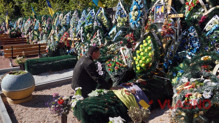 загиблих вінницьких кіборгів Сергія Зулінського і Леоніда Шевчука вшанували їх пам'ять на Центральному міському кладовищі фото