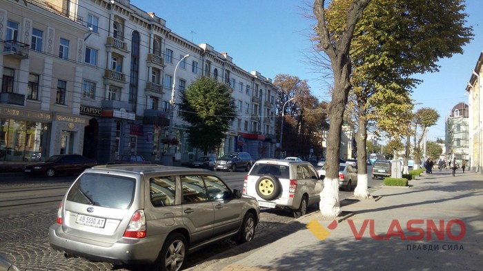 автомобілі на Соборній у Вінниці фото
