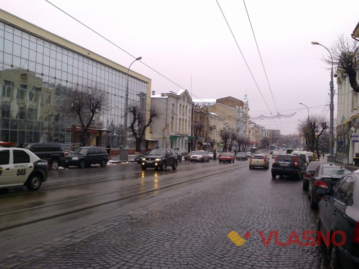 автомобілі на Соборній у Вінниці фото