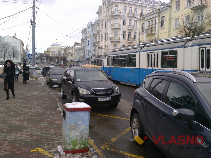 автомобілі на Соборній у Вінниці фото