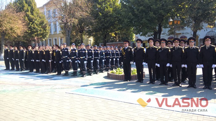 присяга першокурсників Вищого професійного училища Львівського державного університету у Вінниці фото