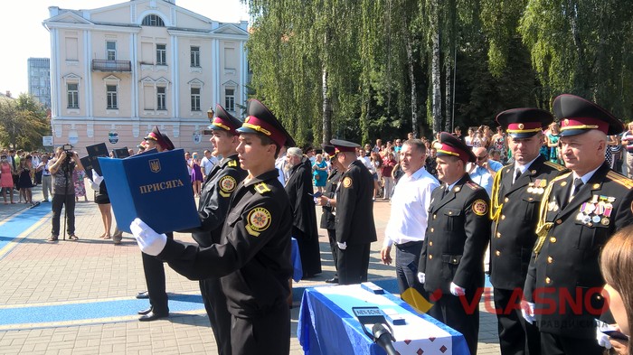 присяга першокурсників Вищого професійного училища Львівського державного університету у Вінниці фото