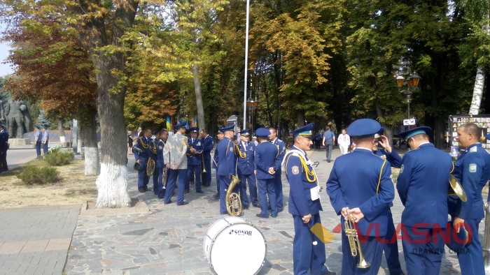 покладання квітів біля Меморіалу Слави та пам’ятнику Небесної Сотні у Вінниці фото