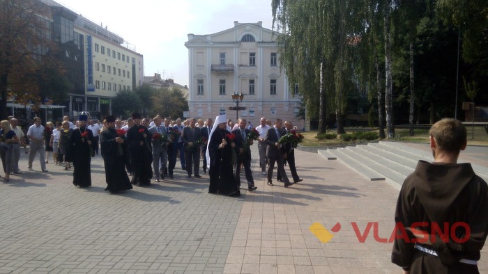покладання квітів біля Меморіалу Слави та пам’ятнику Небесної Сотні у Вінниці фото