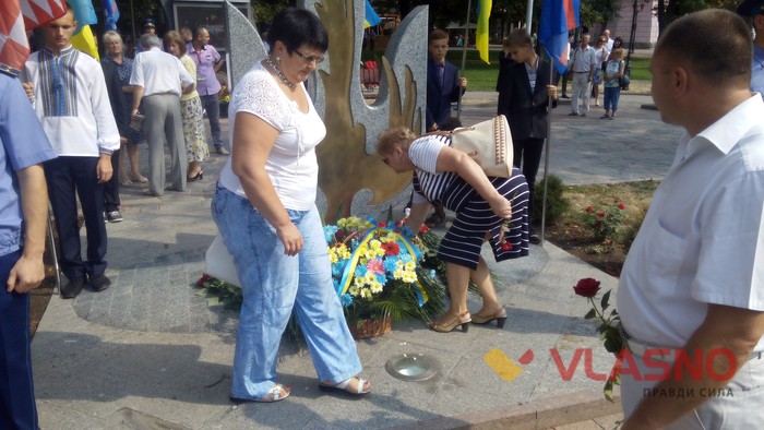 покладання квітів біля Меморіалу Слави та пам’ятнику Небесної Сотні у Вінниці фото
