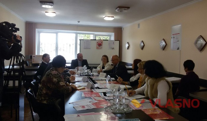 в обласному інформаційно-аналітичному Центрі медичної статистики медики та викладачі провели круглий стіл, присвячений Міжнародному дню серця фото