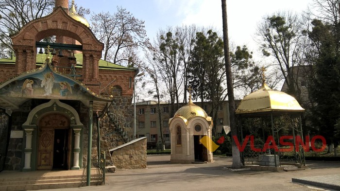 капличка біля церкви Восресіння Христового у Вінниці фото