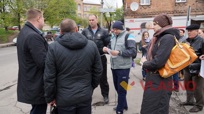 мітинг мешканців будинку на вулиці Академічна 56 у Вінниці фото