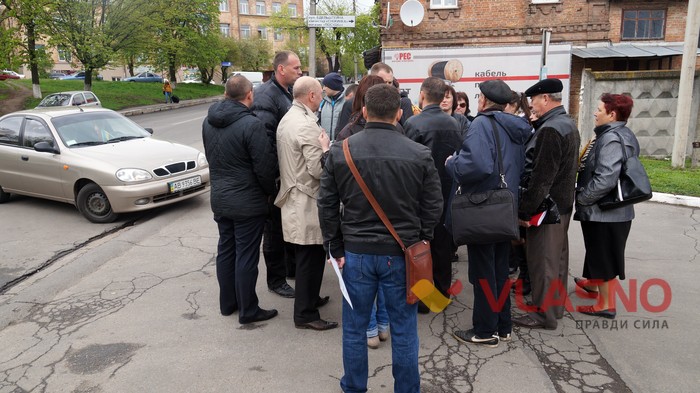 мітинг мешканців будинку на вулиці Академічна 56 у Вінниці фото