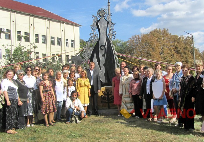 памятник біля музею витинанки у Могилів-Подільському фото