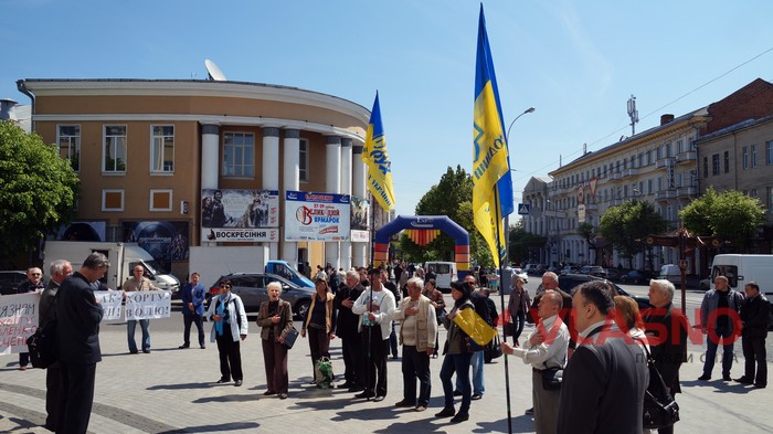 представники Українського дому пікетували Вінницьку облраду фото