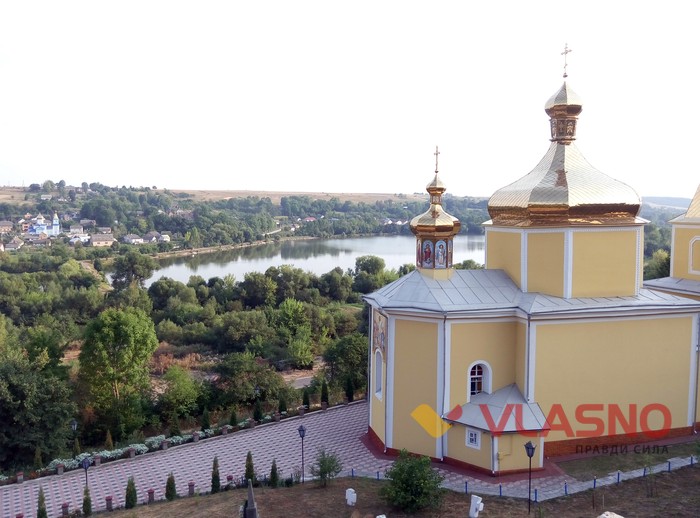 Вознесенська церква у містечку Вишнівець фото