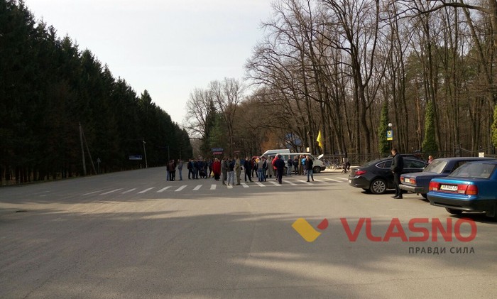 пікет біля санаторію Поділля у Хмільнику фото