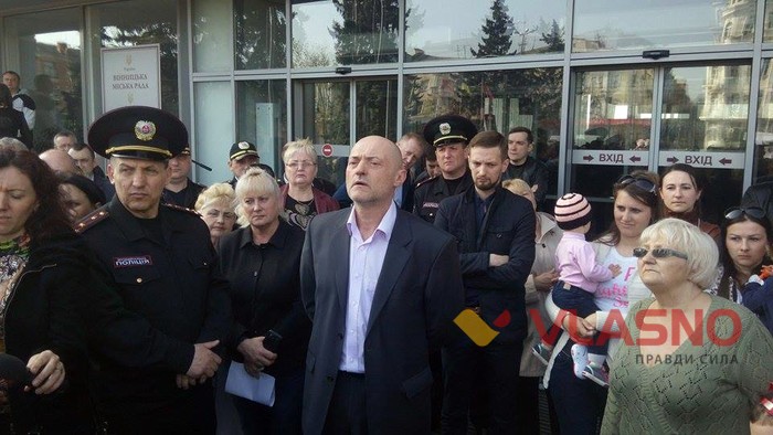 протест мешканців мікрорайону Академічний під Вінницькою міськрадою фото