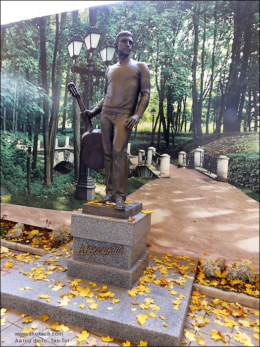 Sad-skulptur-Vysotsky