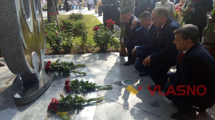 покладання квітів фото