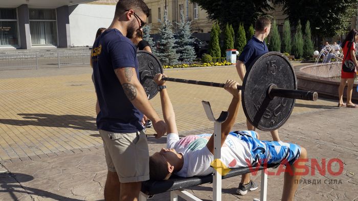 штанга на майдані вінниця фото