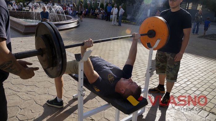 штанга на майдані вінниця фото