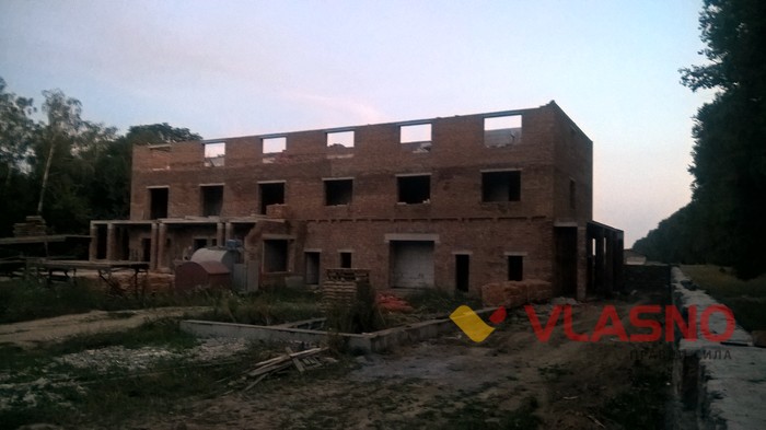 будівництво готелю у селі Бохоники фото