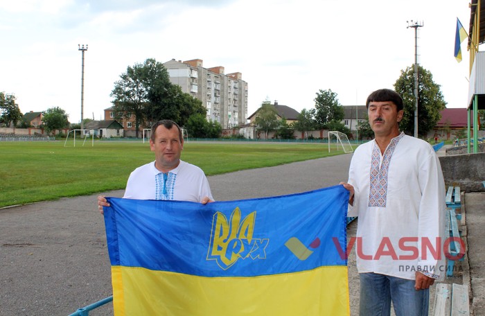 український прапор у Мурованих Курилівцях фото